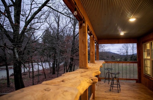 Oark Cabin | Majestic Moose Lodge- Oark Cabin Rentals