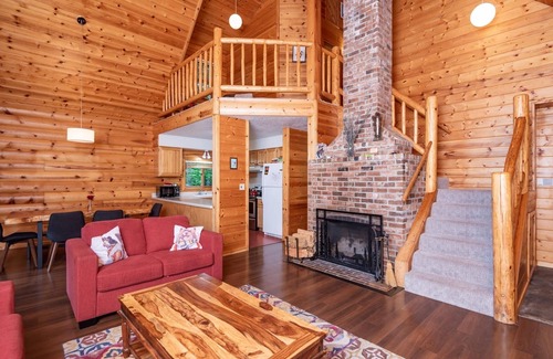 Rhododendron House | Majestic Mountain Home On 10 Acres with Hot Tub
