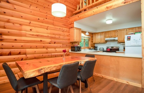Rhododendron House | Majestic Mountain Home On 10 Acres with Hot Tub