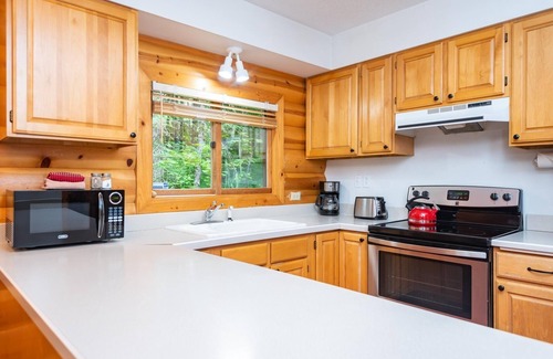 Rhododendron House | Majestic Mountain Home On 10 Acres with Hot Tub