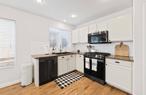 Tule Springs House | Majestic Pine 4bd/3 bath Wifi Pool BBQ grill