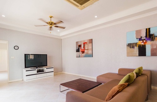 Pratumnak Hill Villa | Majestic Residence Private Pool Villa (Private Entrance to the Beach)