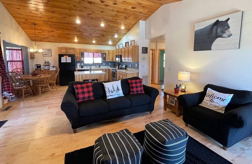 Unaka Cabin | Majestic Ridge Retreat offering long range mountain views in a peaceful setting!