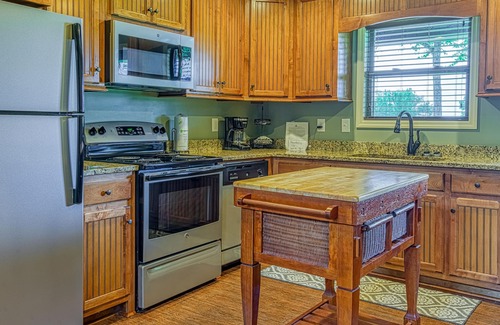 Town Creek Cabin | Majestic Sunset Lake House on Wilson Lake