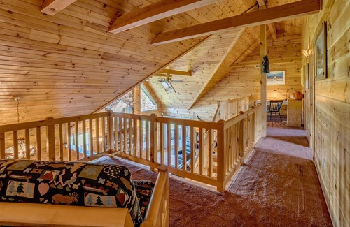 Dundee House | Majestic View Lodge, stunning log cabin