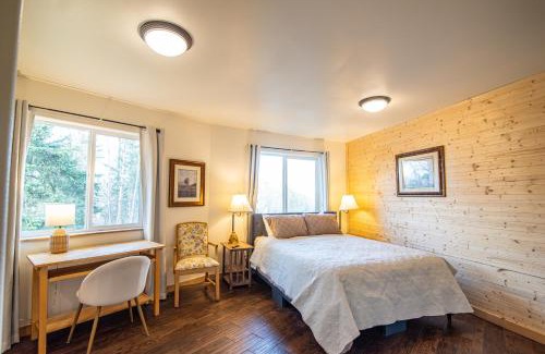 Knik-Fairview House | Majestic View Roundhouse - Peace Room