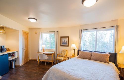 Knik-Fairview House | Majestic View Roundhouse - Peace Room