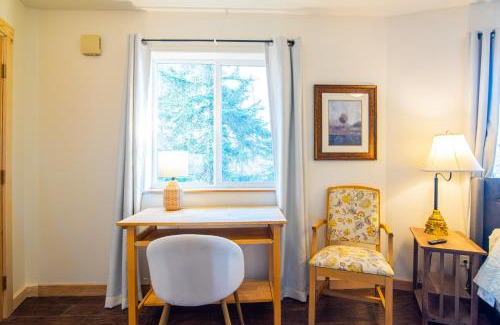 Knik-Fairview House | Majestic View Roundhouse - Peace Room