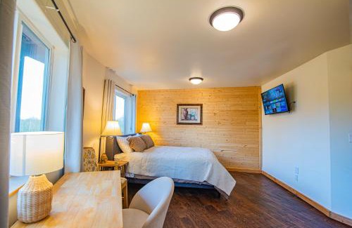 Knik-Fairview House | Majestic View Roundhouse - Peace Room