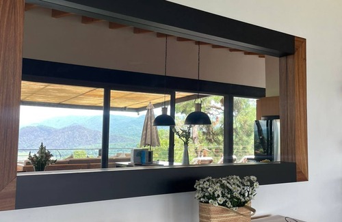 Monte Alto House | Majestuosa residencia con vistas al lago y bosque!