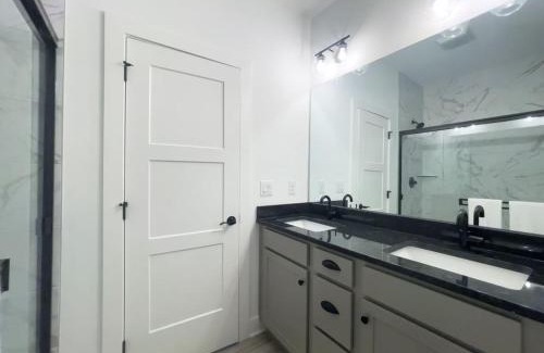 Jeffersonville House | Majesty - Work Friendly & Near Downtown