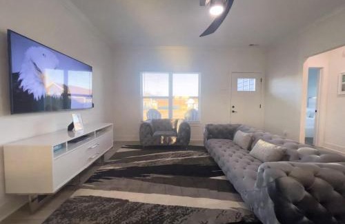 Jeffersonville House | Majesty - Work Friendly & Near Downtown