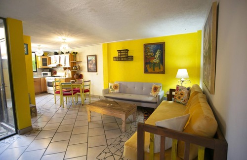 Cholula Apartment | Majikal BnB Martinlandia (Sunflowers)