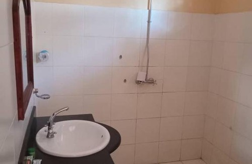 Arusha Hotel | Makambo-te Makuti Cottage