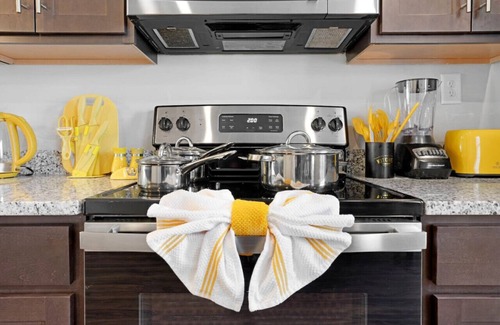 Clarksville Condo | Make Lemonade in luxury w/king bed & free parking
