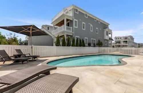 Avalon House | MAKE MEMORIES IN THIS NEWLY RENOVATED BEACH BLOCK HOME WITH HEATED POOL AND A ï¿½PEEKï¿½ OF THE ATLANTIC!