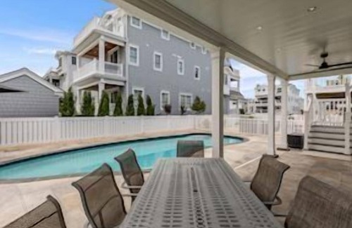 Avalon House | MAKE MEMORIES IN THIS NEWLY RENOVATED BEACH BLOCK HOME WITH HEATED POOL AND A ï¿½PEEKï¿½ OF THE ATLANTIC!