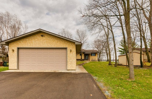 Annandale Cabin | Make Memories on Sugar Lake 45 min from Metro! 3BR/2BA