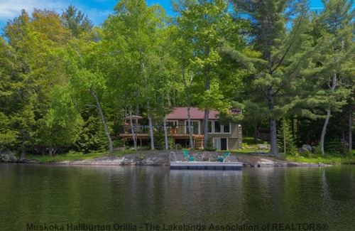 Minett Cottage | Make your Memories Waterfront Cottage