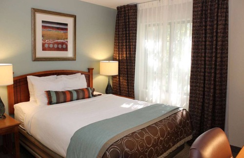Vancouver Hotel | Make Your Trip More Enjoyable! Near Orchards Park West, Free Breakfast, Pool!