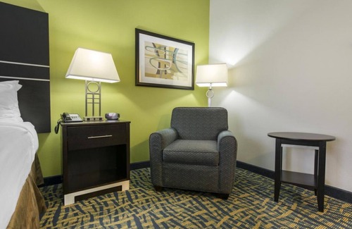 Savannah Hotel | Make Your Trip More Enjoyable! Free Parking, Close to Henderson Golf Club