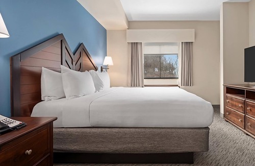 Tannersville Hotel | Make Yourself At Home! Indoor Waterpark, Backyard Ski Slopes! Self-Parking!