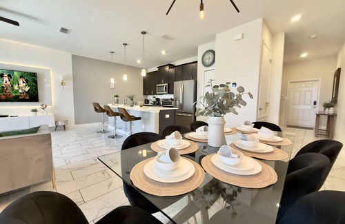 Kissimmee House | Make yourself at home in this charming family getaway with a private pool.