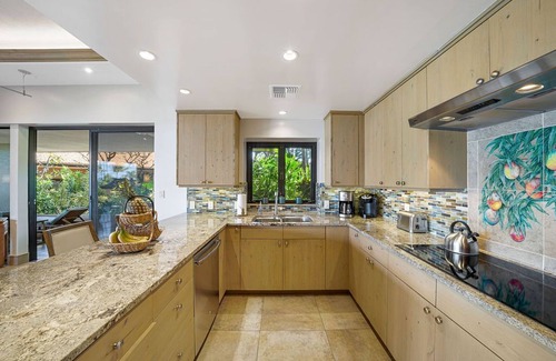 Wailea Condo | Makena Surf C-107 Ocean Views High-end Mattresses Gourmet Kitchen Local Art