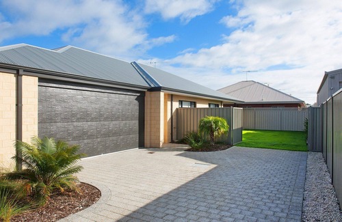 Busselton House | Makin Memories- Ducted heating/cooling, WIFI, PS4