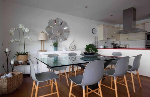 Ampney Crucis House | Malachite Lakehouse | Hot Tub & Dog Friendly