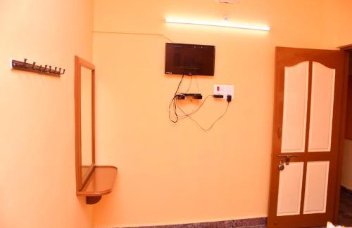 Thiruthani Hotel | Malar restaurant and rooms