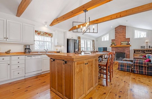 Grey Highlands Ski Chalet | Malcom Cottage · Stunning 6 Bedroom Chalet In Beaver Valley!