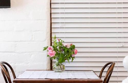 Maldon House | Maldon Cosy Garden Cottage - Charming One Room Studio