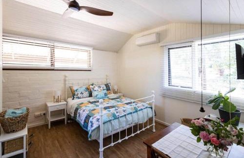 Maldon House | Maldon Cosy Garden Cottage - Charming One Room Studio
