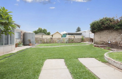 Wallaroo House | Maldon - the perfectly located beach town cottage