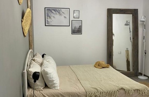 Zabrat House | Маленький,красивый домик с камином