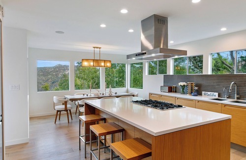 Malibu House | Malibu Beach and Mountain Retreat with Hot Tub