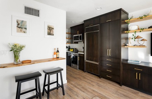 Eastern Malibu Apartment | Malibu Breeze - Ocean Front Condo w/Beach Access