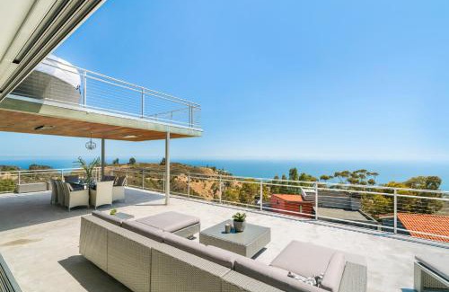 Malibu Villa | Malibu Glass House: Architectural w 180deg Views