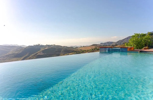 Malibu House | Malibu Oceanview Villa — Incredible Views + Pool — Sleeps 12