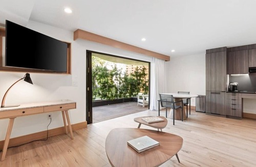 Eastern Malibu Apartment | Malibu Sand Suite #11 - Beachside Apartment Carbon