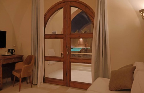 Luxor House | Malkata House Luxe Ground Floor Suite: Pool & Dine