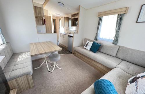 Ampney Crucis House | Mallard Corner, cosy Cotswold lakeview lodge