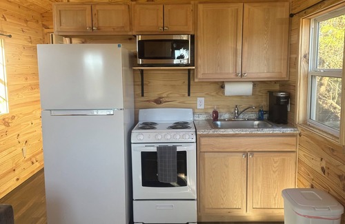 Stevenson Cabin | Mallard, Cozy cabin with WiFi and AC in lovely Stevenson. Perfect weekend stay .