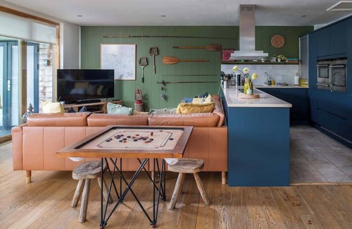 Ampney Crucis House | Mallard | Lakehouse Cotswolds Stay + Hot Tub