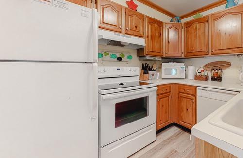 Selbyville House | Mallard Lakes Home Overlooking the Water w/Shared Pool, Free WiFi, W/D