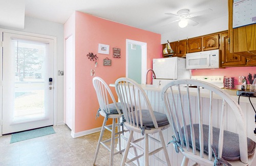 Selbyville House | Mallard Lakes Home Overlooking the Water w/Private W/D, Shared Pool, WiFi