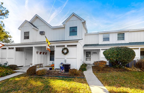 Selbyville House | Mallard Lakes Home w/Beautiful Water Views From Screened-In Porch, Shared Pool, WD