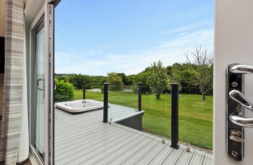 Canaston Bridge Ski Chalet | Mallard's Rest - Countryside, Hot Tub