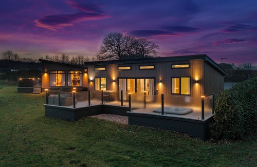 Canaston Bridge Ski Chalet | Mallard's Rest - Countryside, Hot Tub